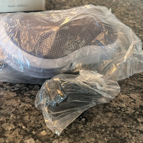 Carevas shiatsu Pillow massager with heat for back and neck NIB - Picture 5 of 6